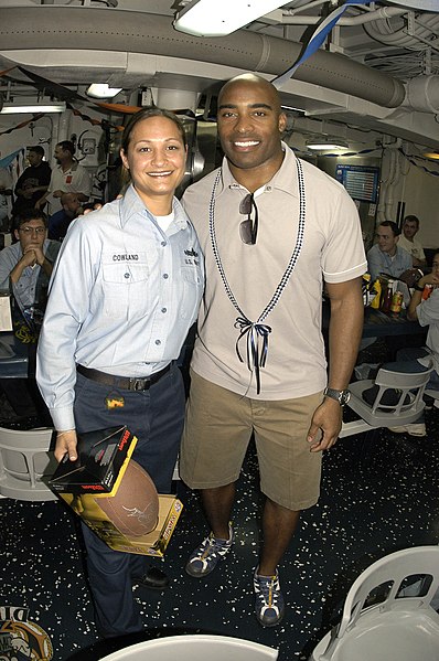 File:US Navy 070204-N-6674H-039 New York Giants running back Tiki Barber poses with Information Systems Technician Karen R. Cowland.jpg