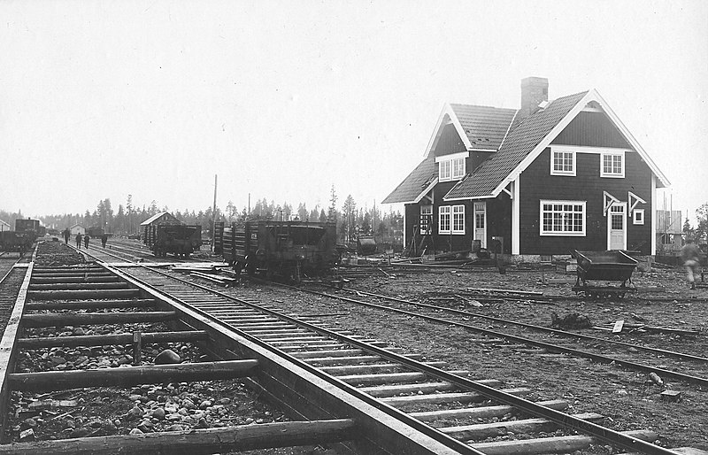 File:Ulriksfors station 1911 under uppbyggnad.jpg