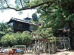 艮神社 (尾道市長江)の境内社（金山彦神社・代々七福稲荷神社）の鳥居。背後に見えているのは天寧寺 (尾道市)の三重塔。
