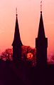 Monduntergang im Mai. Links im Vordergrund die kath. Kirche, rechts die ev. Kirche. Blick nach Westen.