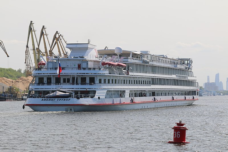 File:Viking Truvor in Khimki Reservoir 2016-05-15 Pic 12.JPG