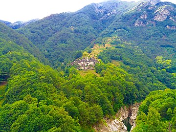 Corippo (rechte Talseite) im Juli