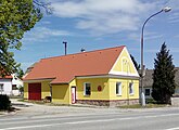 Čeština: Hasičská zbrojnice, čp. 128 v obci Vitín v okrese České Budějovice, Jihočeský kraj. English: Fire station in the village of Vitín, České Budějovice District, South Bohemian Region, Czech Republic.