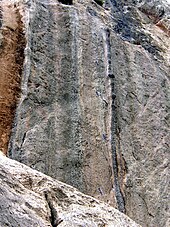 En sti ved foten av en klippe