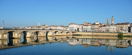 Vue du pont Saint-Laurent et de la ville de Mâcon.