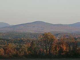 Vue du mont Wait depuis la route 263 vers Sainte-Cécile-de-Whitton.