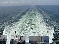 English: A wake behind a ferry (Baltic Sea) Polski: Kilwater za promem (Morze Bałtyckie)