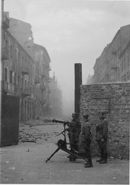 File:Warsaw ghetto uprising German sentries.jpg