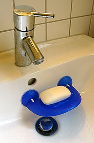 An unbreakable plastic
soap dish
with ventilating ridges,
self-draining contours, and
suction cup attachment Waschbecken mit Seifenhalter fcm.jpg