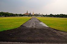 Sanam Luang in front of the Grand Palace complex. Since the city's foundation, the field has been used for various royal functions. Wat Phra Kaew (wadphrasriiratnsaasdaaraam).JPG