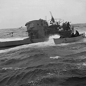 Ballenero del HMCS Chilliwack junto al submarino alemán capturado U-744 - A140824.jpg