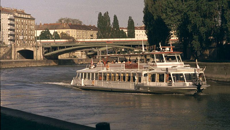 File:Wien Donaukanal.jpg