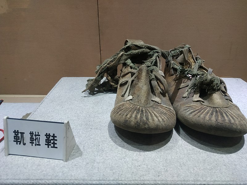 File:Wula Shoes in Jiamusi Museum, Aug 2019.jpg