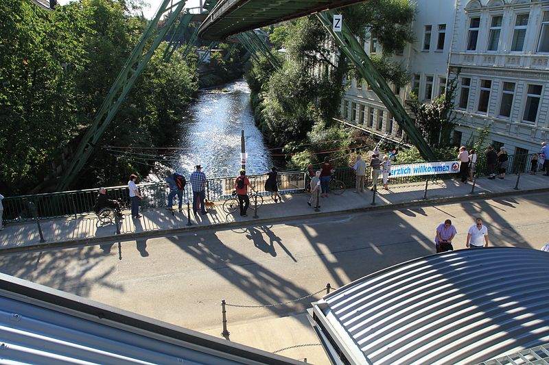 File:Wuppertal - Völklinger Straße - Wupper - DRK-Wasserwacht-Rettungsübung 07 ies.jpg