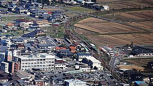 미노타카다 역 전경과 요로 정청 (좌측)