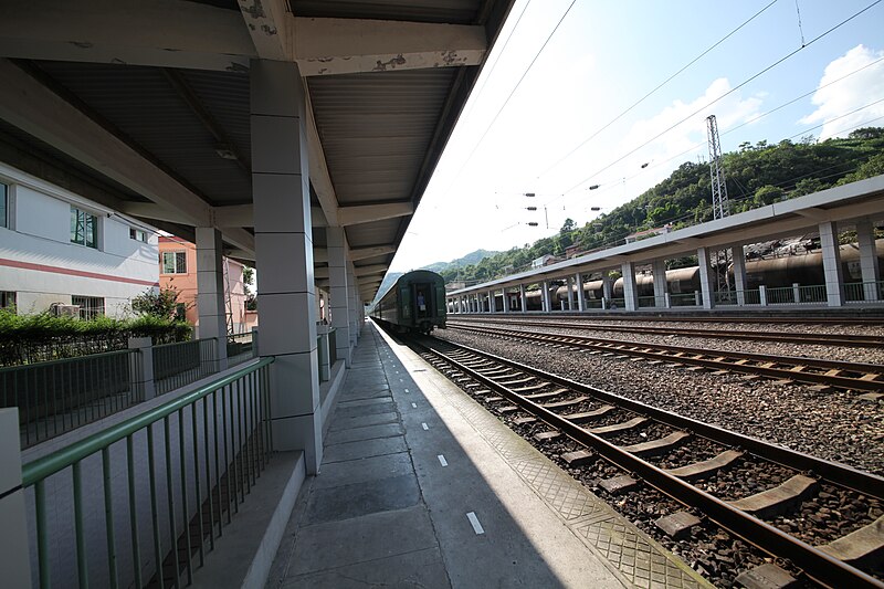 File:Yangpingguan Station Platform.JPG