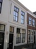 Huis met gepleisterde lijstgevel