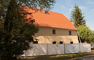 Haus hinter einem Bauzaun