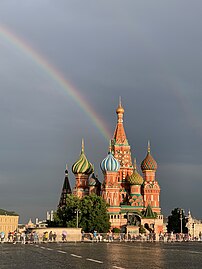 Double arc-en-ciel au-dessus de la cathédrale Saint-Basile-le-Bienheureux, à Moscou. (définition réelle 3 024 × 4 032)