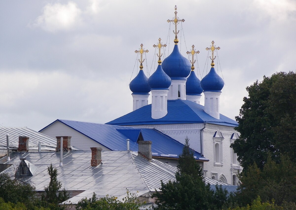 Храм в Суздале с куполами