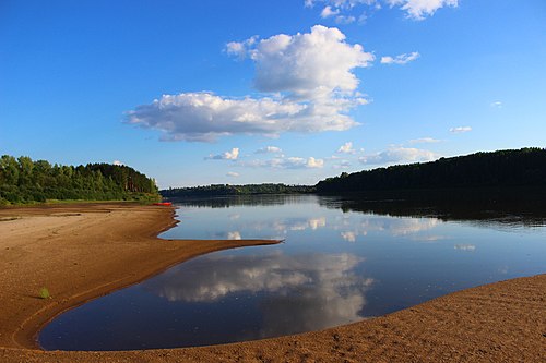 Правом берегу реки. Атарская лука Кировская область. Атарская лука Поющие Пески. Берег реки Вятка Кировская область. Поющие Пески Атарской излучины на реке Вятке.