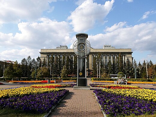 Площадь революции красноярск. Город Красноярск площадь революции. Площадь площадь революции Красноярск. Революции площадь революции Красноярск.