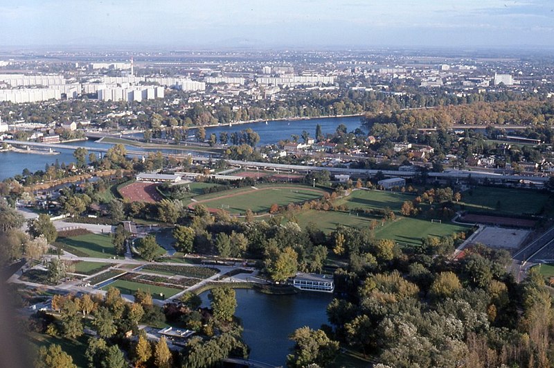 File:075R08181080 Blick vom Donauturm, Donaupark, Alte Donau, U Bahntrasse U1, Wagramerstrasse.jpg