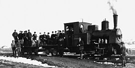 Workers with the locomotive Minor 090625 - Historische Bahn Reykjavik.jpg