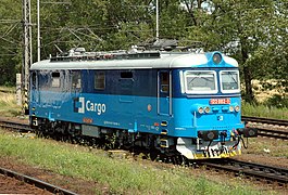 Photo couleur d'une locomotive électriques bleue.