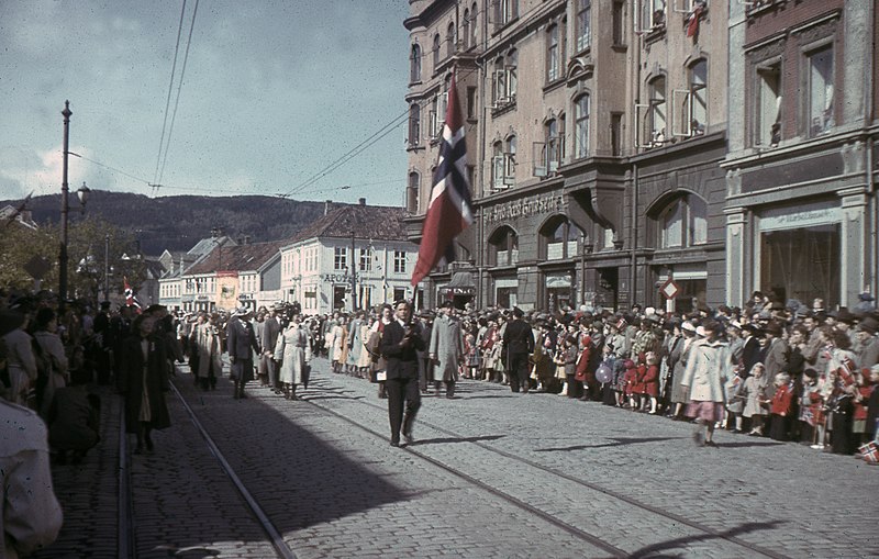 File:17. Mai-feiring i Olav Tryggvasons gate (ca. 1955) (8134693987).jpg