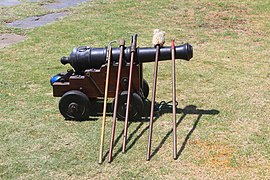 Canon britannique de 2 livres du XVIIIe siècle avec des outils à Fort de Bonne-Espérance, Le Cap.