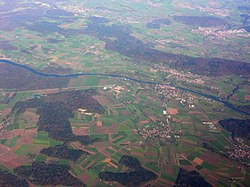 Nella parte anteriore al centro dell'immagine Basadingen, Schlattingen a destra e Diessenhofen immediatamente di fronte al Reno superiore