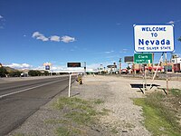 Byn ligger på gränsen mellan Kalifornien och Nevada.