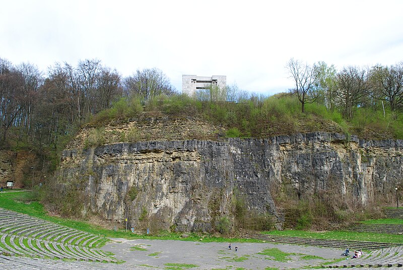 File:2023-04 Góra św. Anny - pomnik+amfiteatr (28).jpg