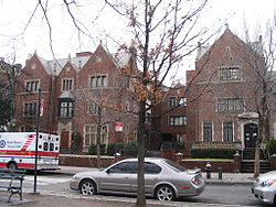 בנינים מרכזיים בשכונה: משמאל; בנין מרכז חב"ד העולמי - 770 - בית אגודת חסידי חב"ד, ומימין; בנין ספריית אגודת חסידי חב"ד. נראה גם האמבולנס המשמש את תושביה היהודיים של השכונה. תמונה מנובמבר 2007.