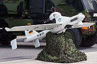 91 + 02 Německá armáda EMT LUNA UAV ILA Berlín 2016 05.jpg