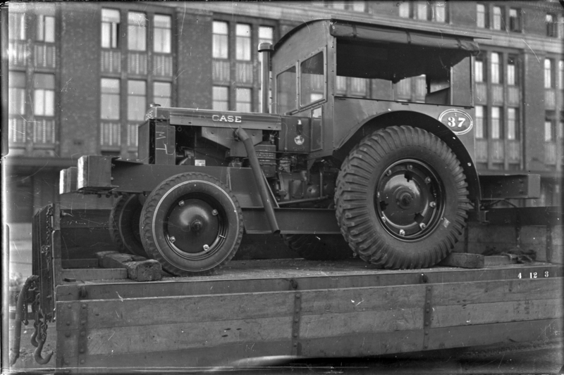 File:A Case tractor (No 37) which has been modified for use by New Zealand Railways, photographed on a railway wagon. ATLIB 278163.png