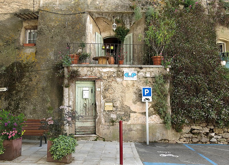 File:A house built into the town wall, Villecroze, Var, Provence - Flickr - Spencer Means.jpg