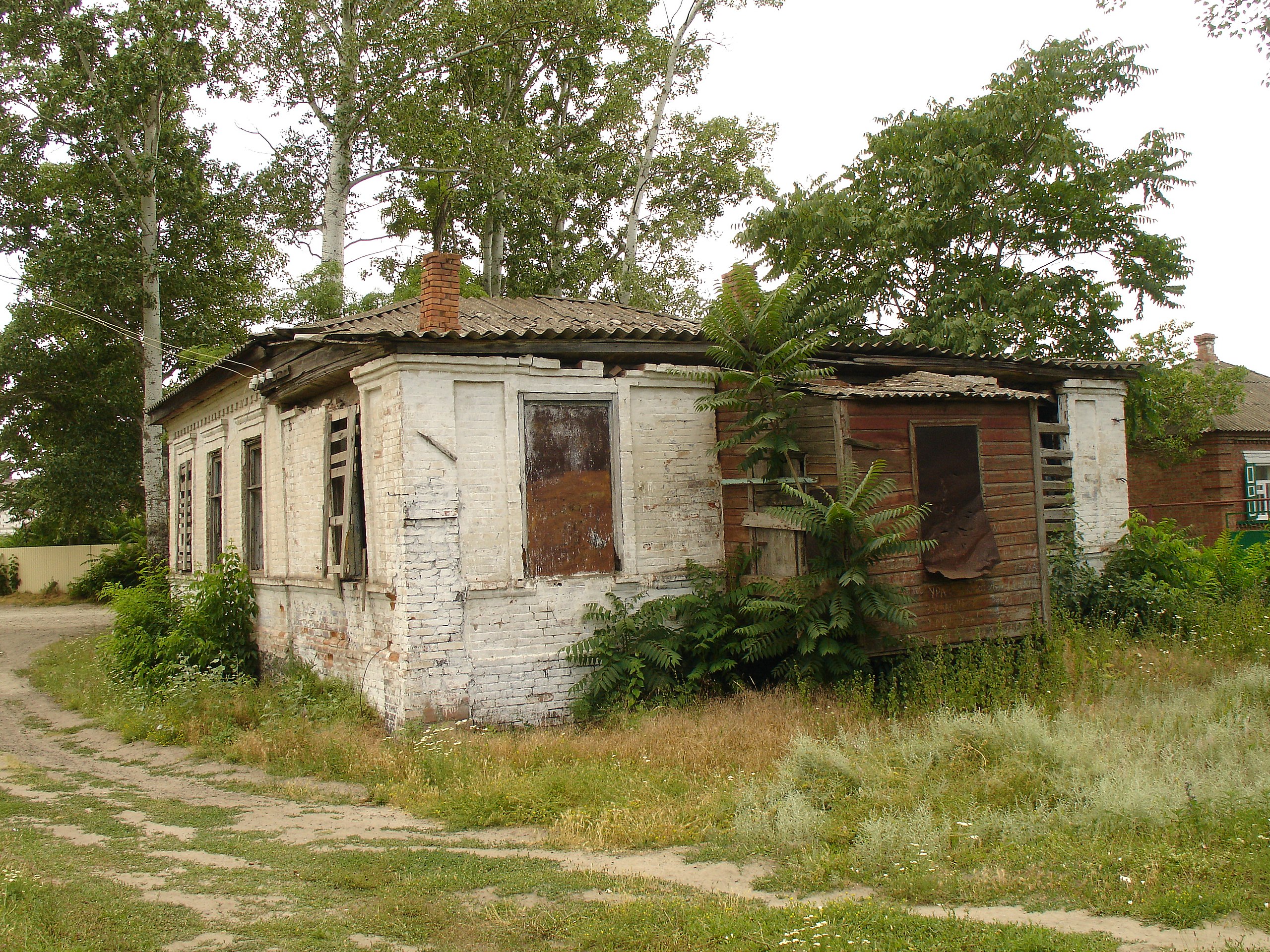 File:Abandoned house in Obuhovka.jpg - Wikimedia Commons