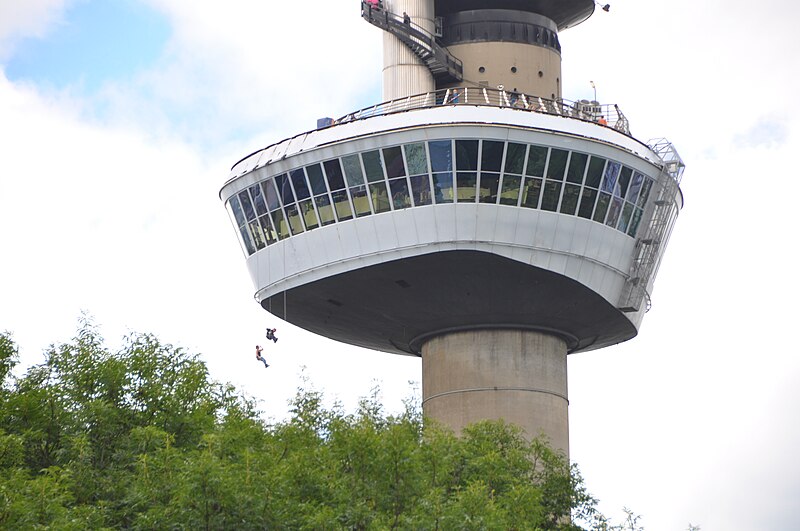 File:Abseilen vanaf de Euromast in Rotterdam (01).JPG