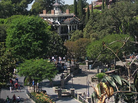 ไฟล์:Adventureland_at_Disneyland_IMG_3879_(cropped).jpg