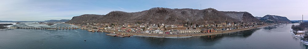 Aerial panorama of Alma, Wisconsin.jpg