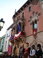 ﻿Els Gegants de Granollers, davant de la façana de l'Ajuntament, esperant l'inici de la cerimònia del pregó de Festa Major.