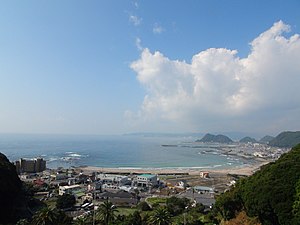 漁港周辺（手前は城崎海水浴場、奥が天津漁港）