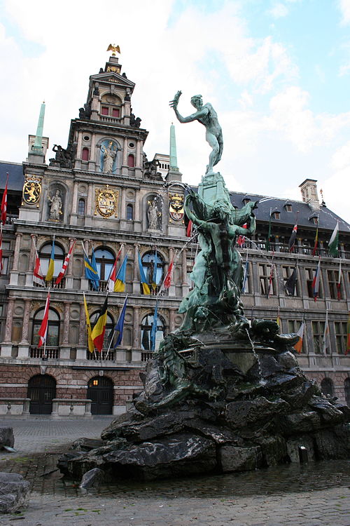 Grote Markt in Antwerp, in the shadow of Brabo Fountain and City Hall, hosted the very first Head-to-Head and the second Pit Stop.