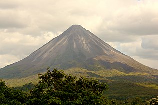 Arenal Volcano (8482894936).jpg