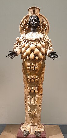 Artemisa representada amb múltiples mamelles i un vestit recobert de representacions d'animals de tot tipus i motius vegetals