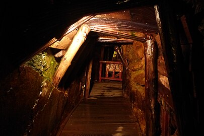 坑道内の神社