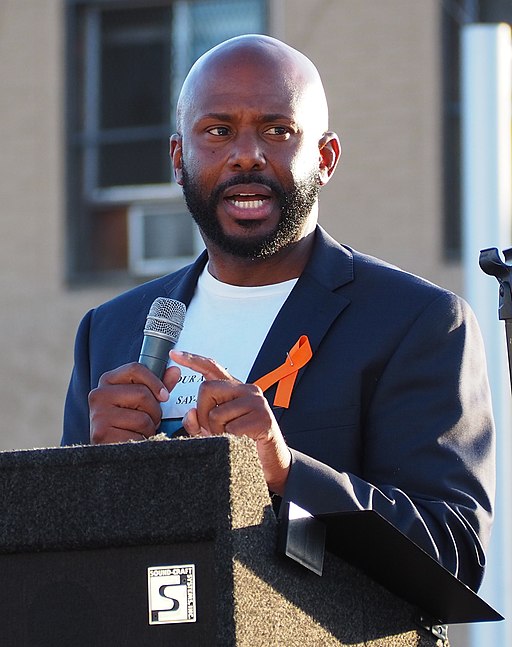 Assemblyman Mike Gipson hosts South L.A. rally to end gun violence (cropped)