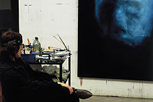 Gottfried Helnwein in seinem Atelier, Schloss Burgbrohl (1996)